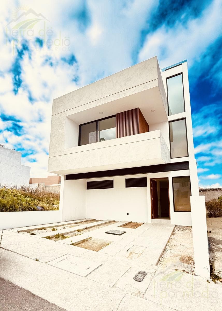 Designer Home in Zibata: Roof Garden and Potential for 4 Bedrooms