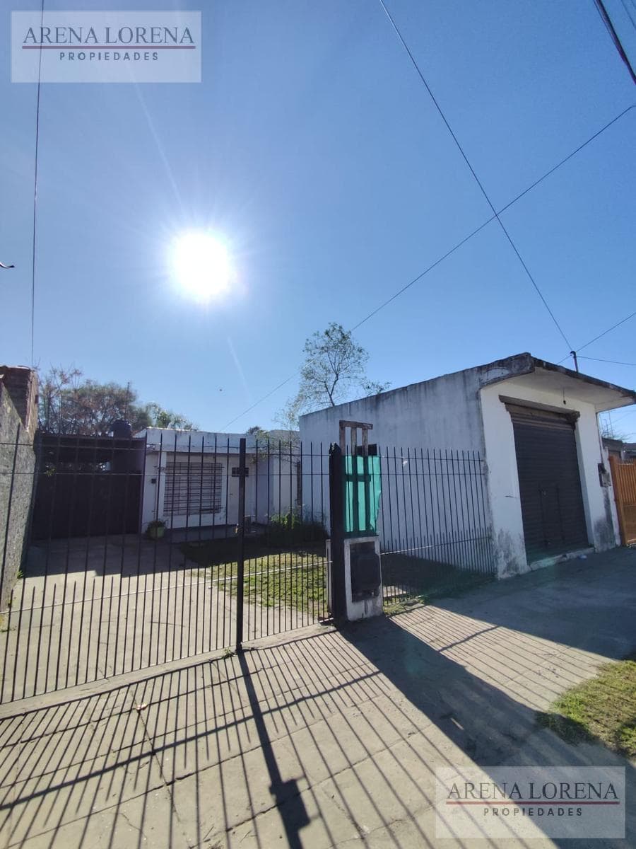 3-Room House for Sale with Commercial Space in Parque San Martin