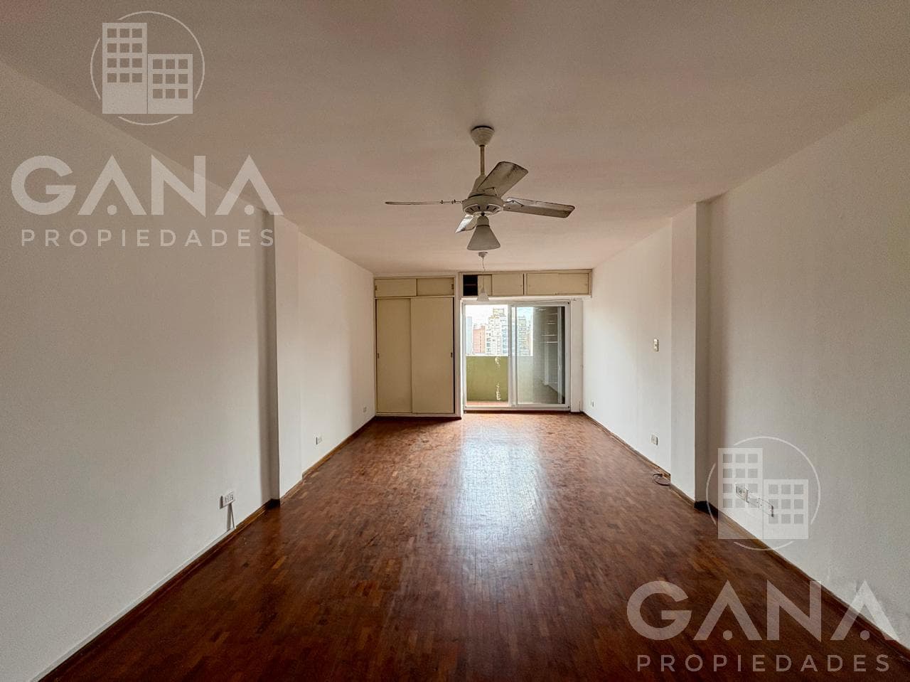 Studio Apartment for Sale with Balcony on Pellegrini Street in the 800s
