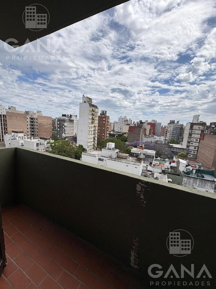 Studio Apartment for Sale with Balcony on Pellegrini Street in the 800s