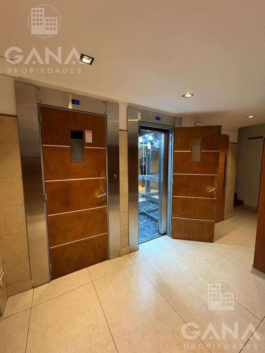 Studio Apartment for Sale with Balcony on Pellegrini Street in the 800s