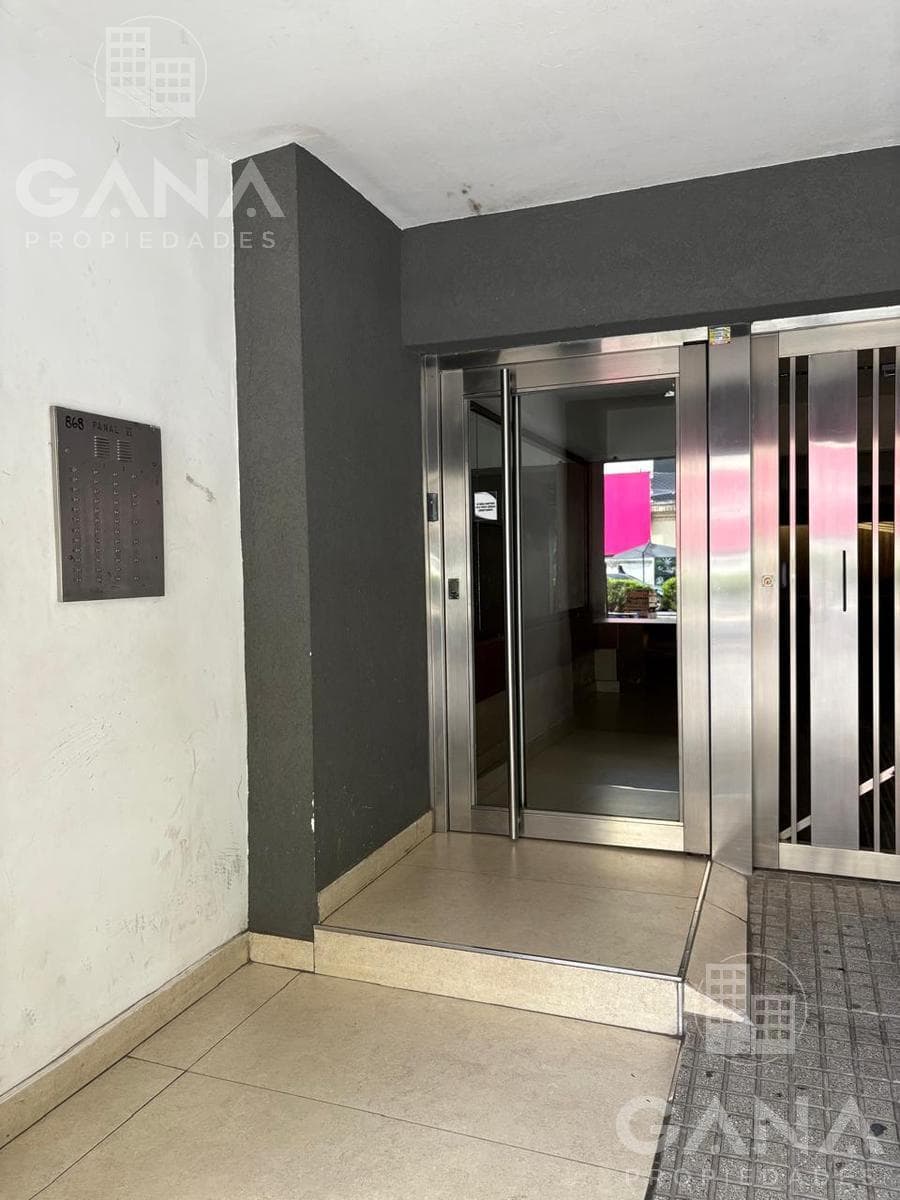 Studio Apartment for Sale with Balcony on Pellegrini Street in the 800s