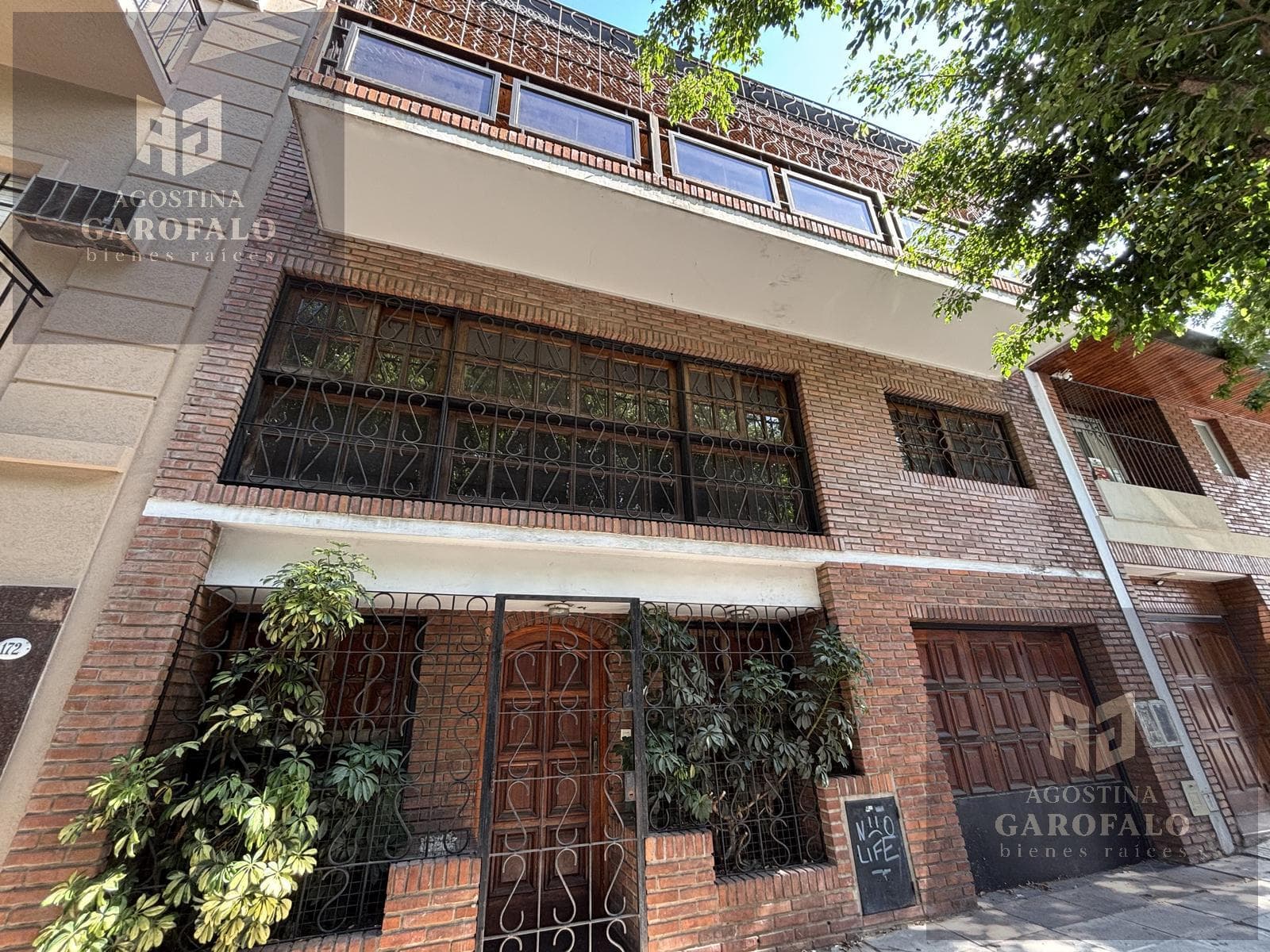 For Sale: House on its own lot, featuring 2 units with a patio, pool, barbecue area, and terrace in Parque Chacabuco