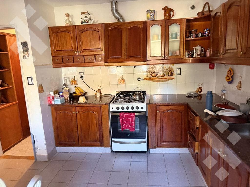For Sale: 4-Bedroom House with Patio, Barbecue Area, Pool, and 2 Separate Apartments