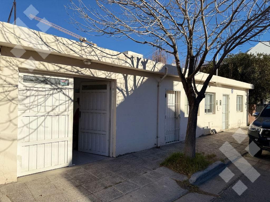 For Sale: 4-Bedroom House with Patio, Barbecue Area, Pool, and 2 Separate Apartments