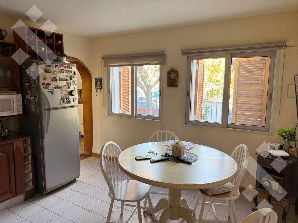 For Sale: 4-Bedroom House with Patio, Barbecue Area, Pool, and 2 Separate Apartments
