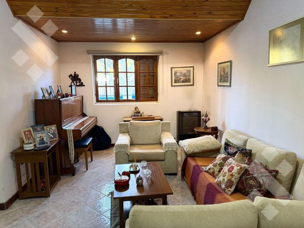 For Sale: 4-Bedroom House with Patio, Barbecue Area, Pool, and 2 Separate Apartments