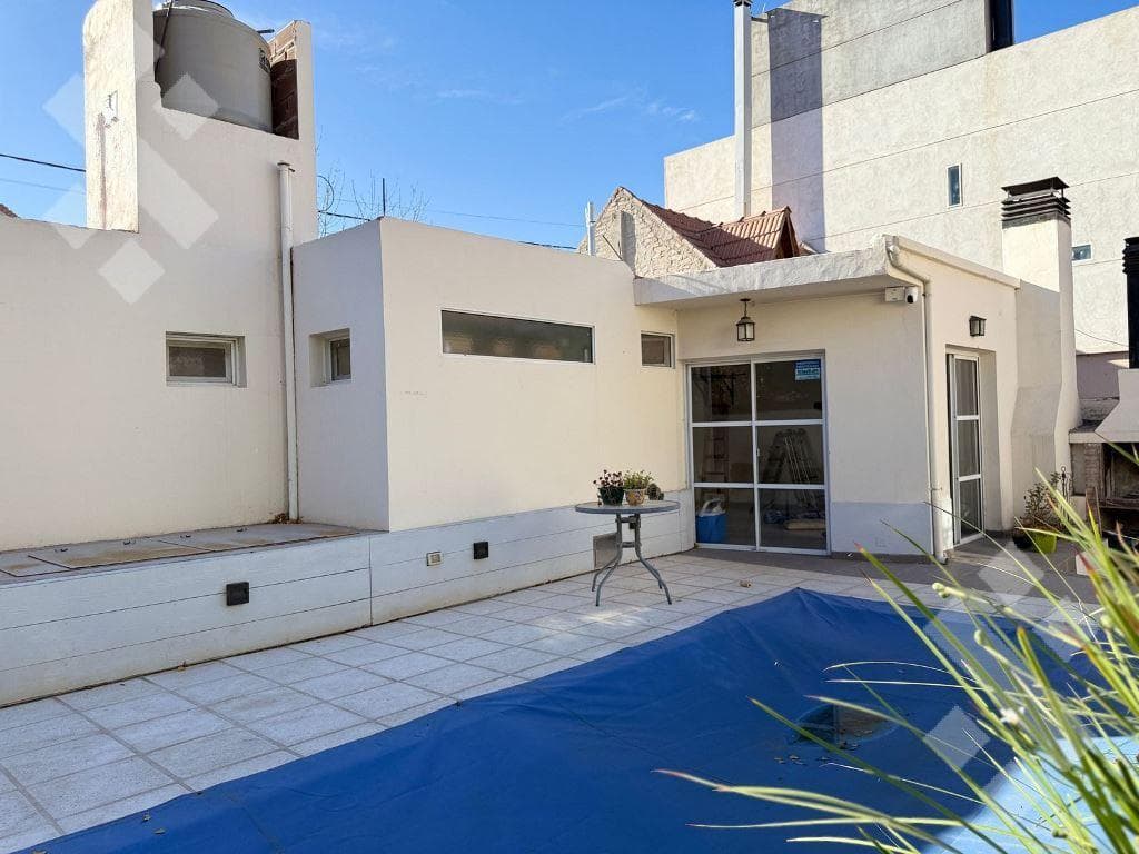 For Sale: 4-Bedroom House with Patio, Barbecue Area, Pool, and 2 Separate Apartments