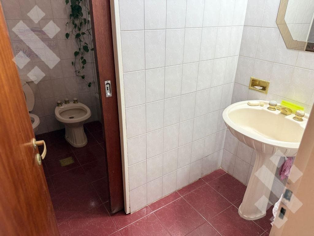 For Sale: 4-Bedroom House with Patio, Barbecue Area, Pool, and 2 Separate Apartments