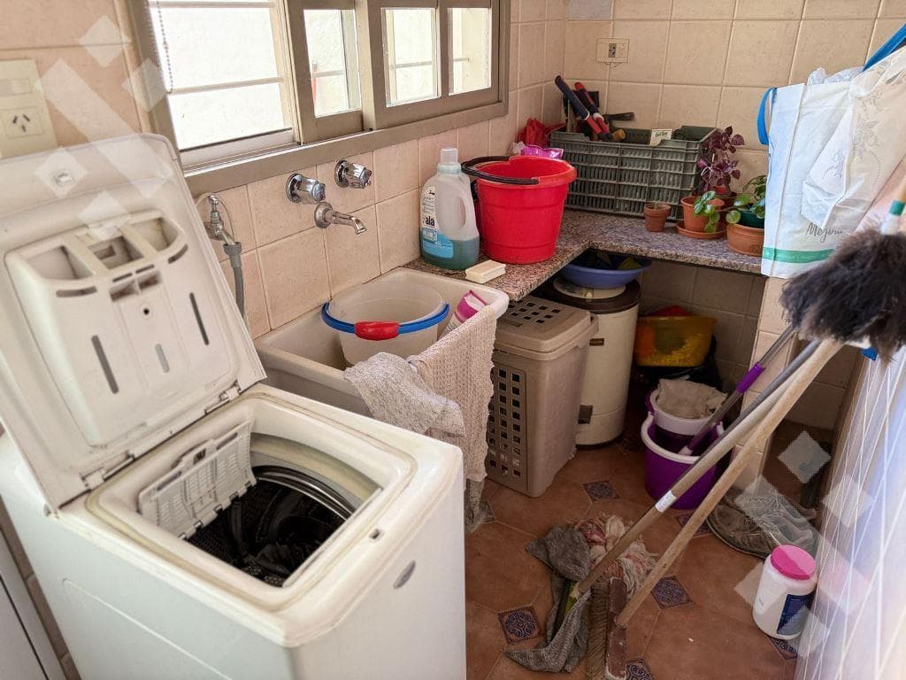 For Sale: 4-Bedroom House with Patio, Barbecue Area, Pool, and 2 Separate Apartments