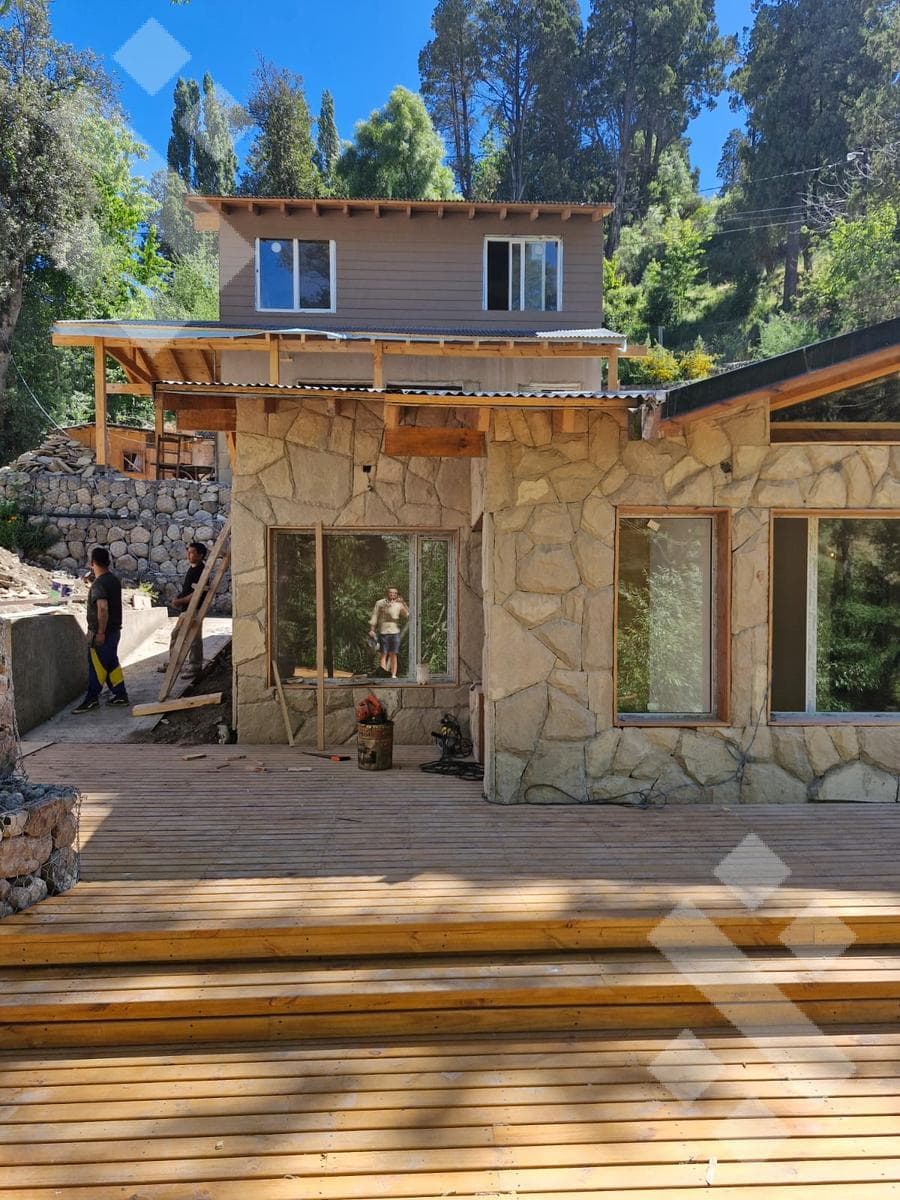 Cabin for Sale with Streamfront Property in San Martín de los Andes