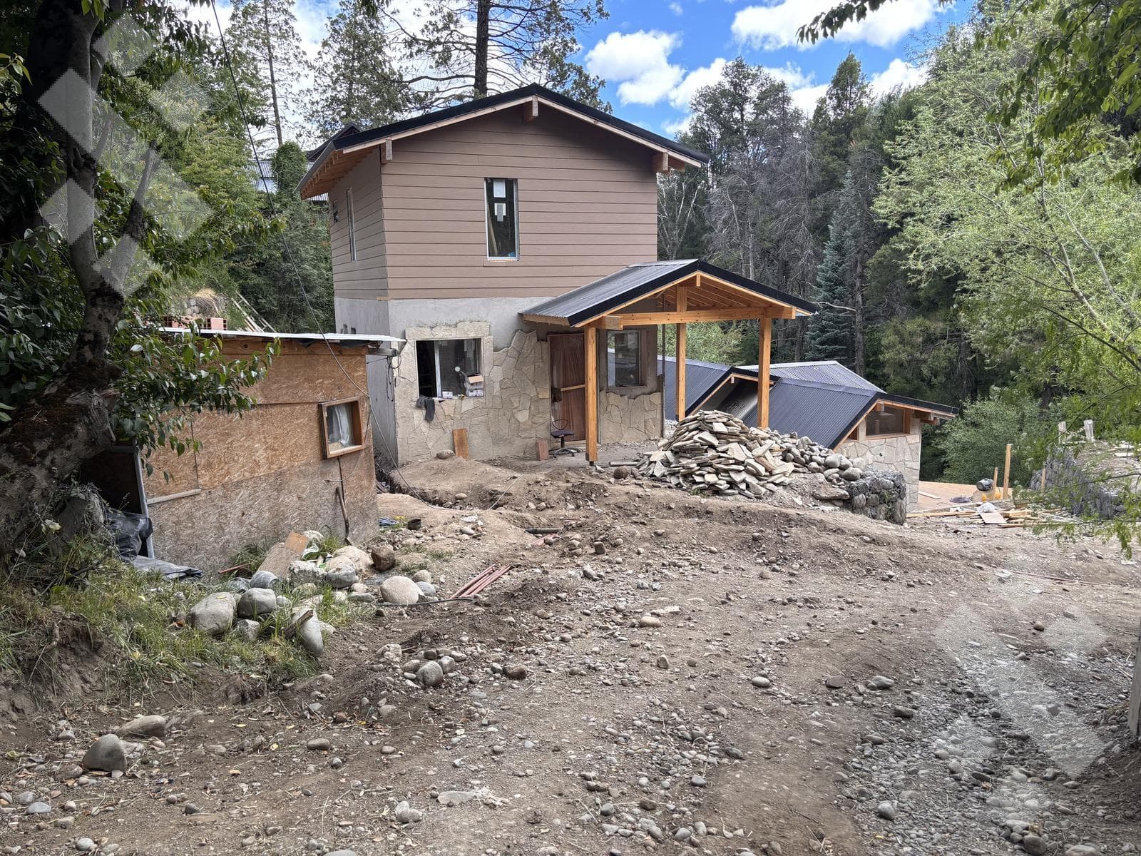 Cabin for Sale with Streamfront Property in San Martín de los Andes