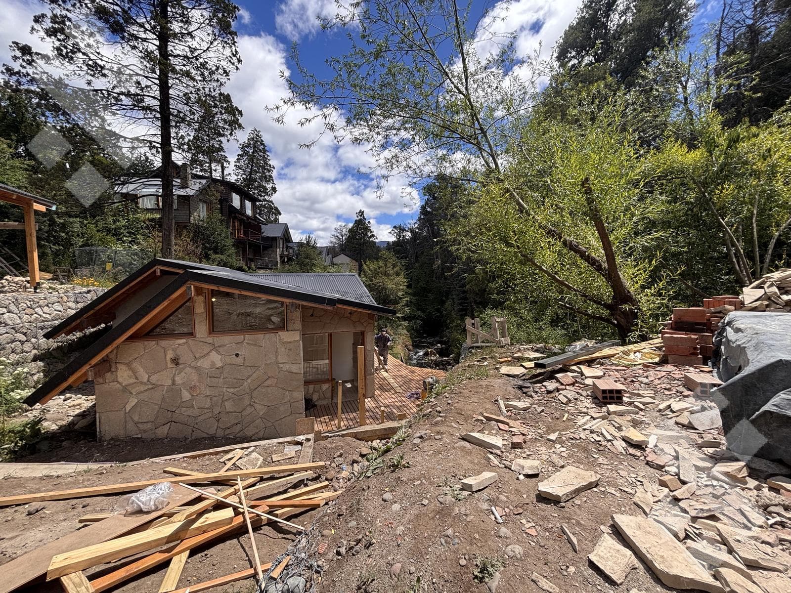 Cabin for Sale with Streamfront Property in San Martín de los Andes