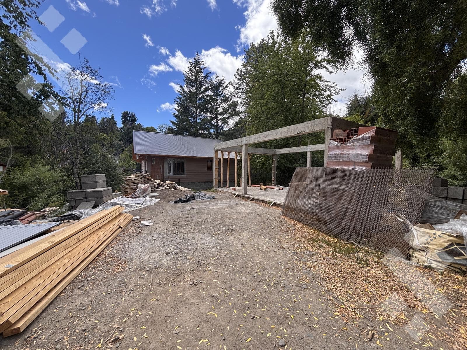 Cabin for Sale with Streamfront Property in San Martín de los Andes