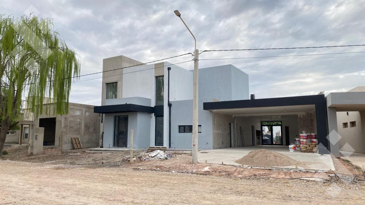 Executive Residence in the Santa Angela III Neighborhood, Centenario