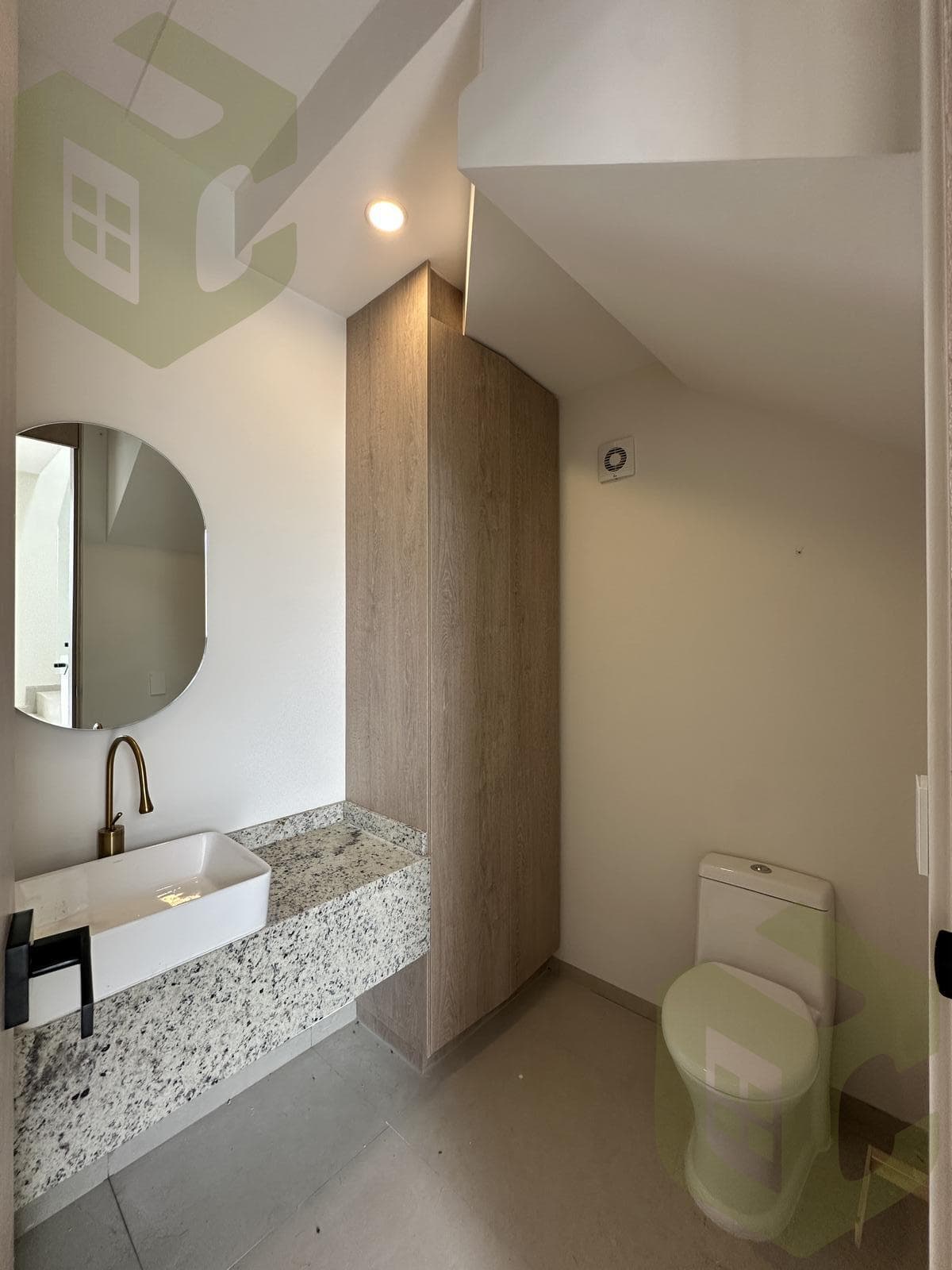 WITH THE MAIN BEDROOM ON THE GROUND FLOOR