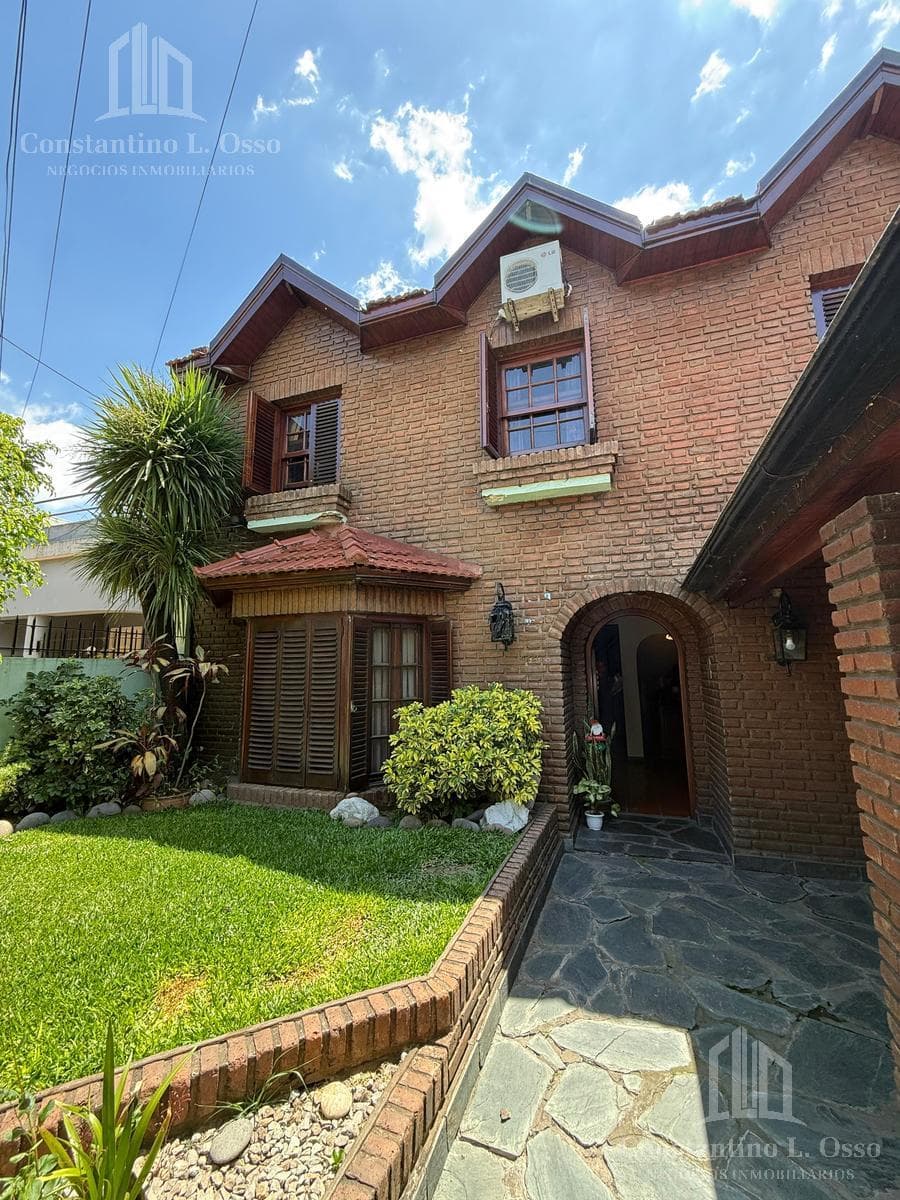 House with a garden and pool - Downtown Remedios de Escalada - For Sale