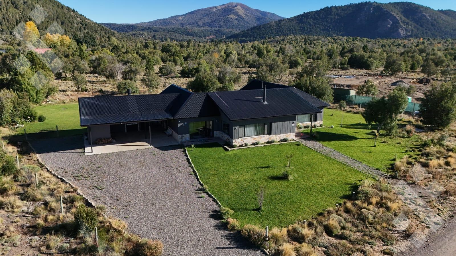 House for Sale: 3 Bedrooms and a Studio - El Pegual Country Club - San Martín de los Andes