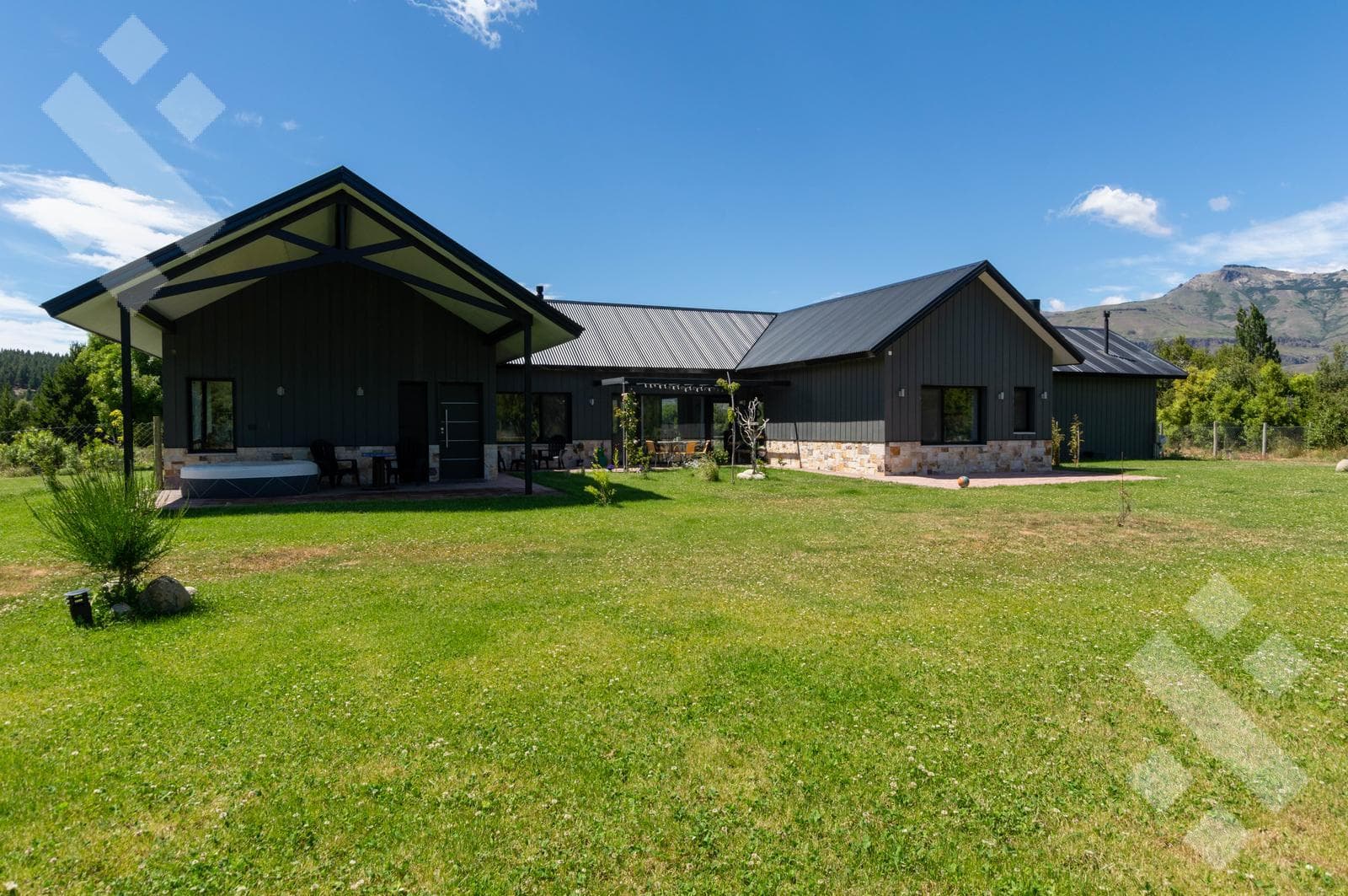 House for Sale: 3 Bedrooms and a Studio - El Pegual Country Club - San Martín de los Andes