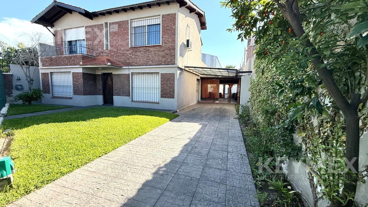 8-ROOM HOUSE FOR SALE IN PILAR, WITH GARDEN, SWIMMING POOL, OUTDOOR DINING AREA, AND BARBECUE