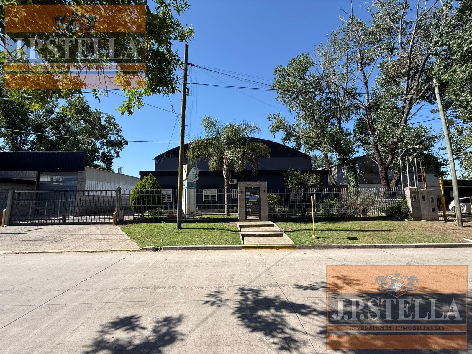 Galpón Industrial de 697 m² en 2.300 m² Lote c/ puente grúa de 1 tn - Casanova