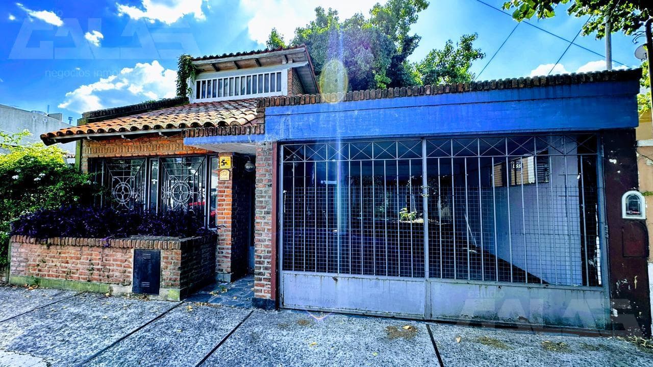 FOR SALE - Huge, excellent lot with a house in need of renovation in an unbeatable area of Castelar Norte