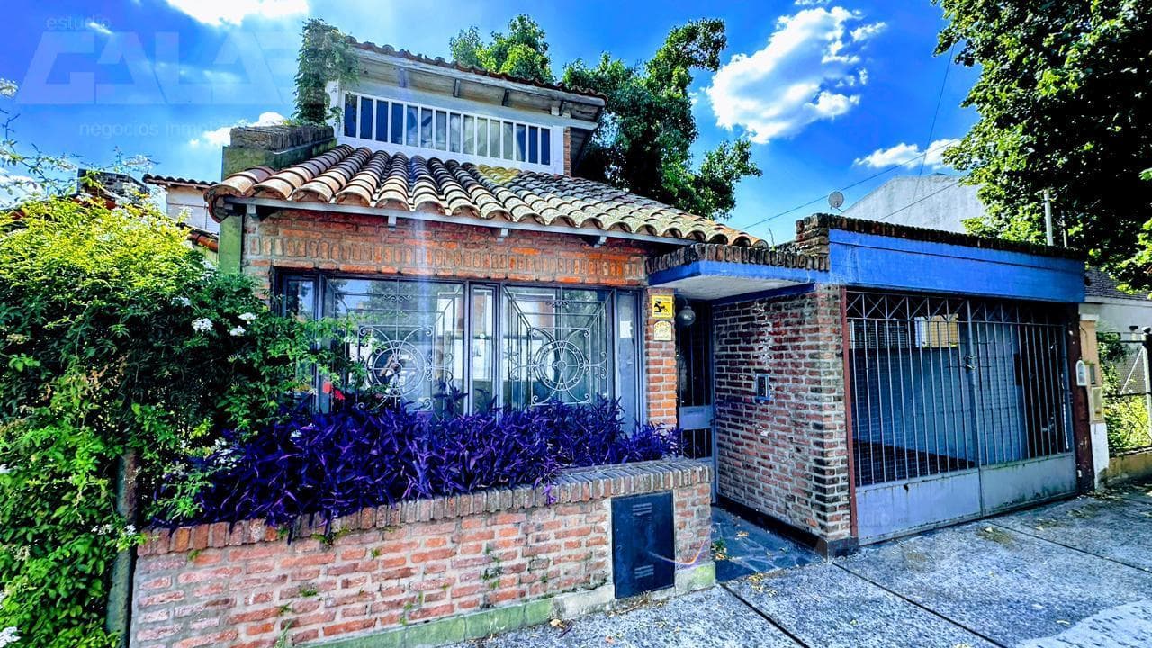 FOR SALE - Huge, excellent lot with a house in need of renovation in an unbeatable area of Castelar Norte