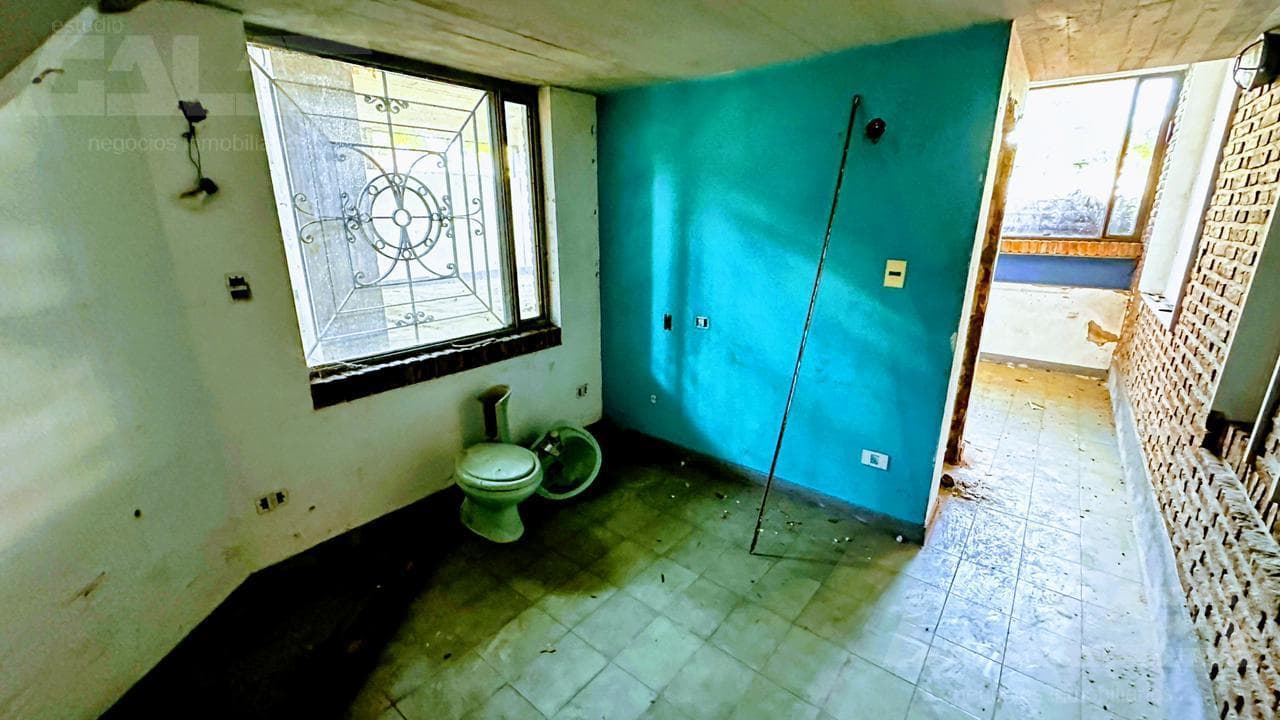 FOR SALE - Huge, excellent lot with a house in need of renovation in an unbeatable area of Castelar Norte