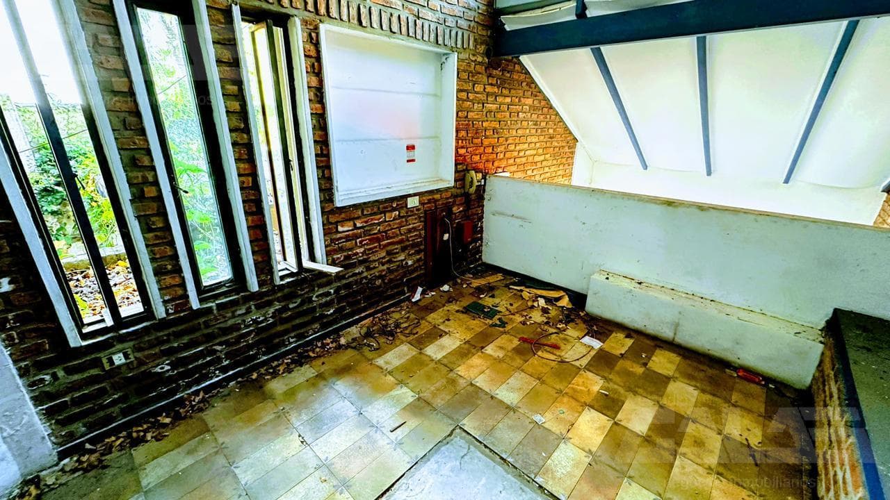 FOR SALE - Huge, excellent lot with a house in need of renovation in an unbeatable area of Castelar Norte