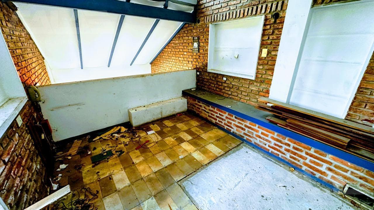 FOR SALE - Huge, excellent lot with a house in need of renovation in an unbeatable area of Castelar Norte