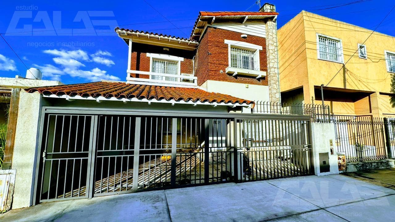 Modern 4-room house for sale with a heated pool in the best neighborhood of Castelar Norte