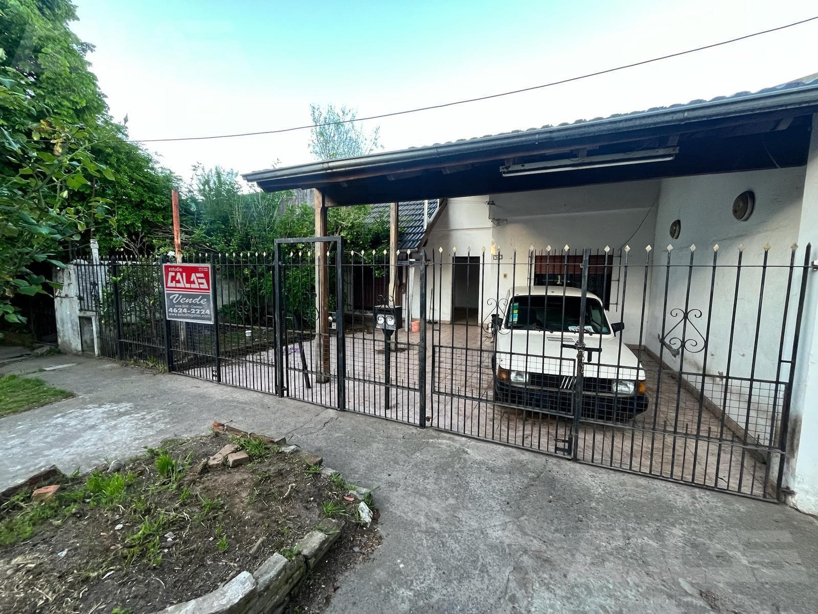 3-room house in need of renovation with its own lot and rear yard in Ituzaingó Norte – Villa Udaondo