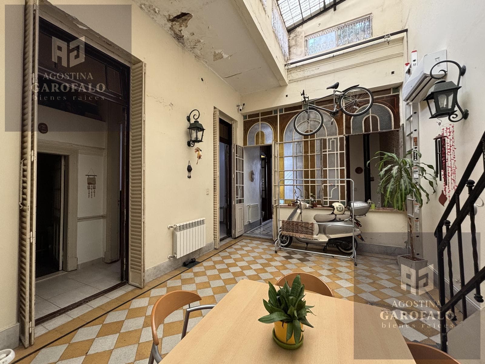 Price Reduced: 6-room house for sale on its own lot with a spacious terrace and laundry room, Parque Chacabuco.