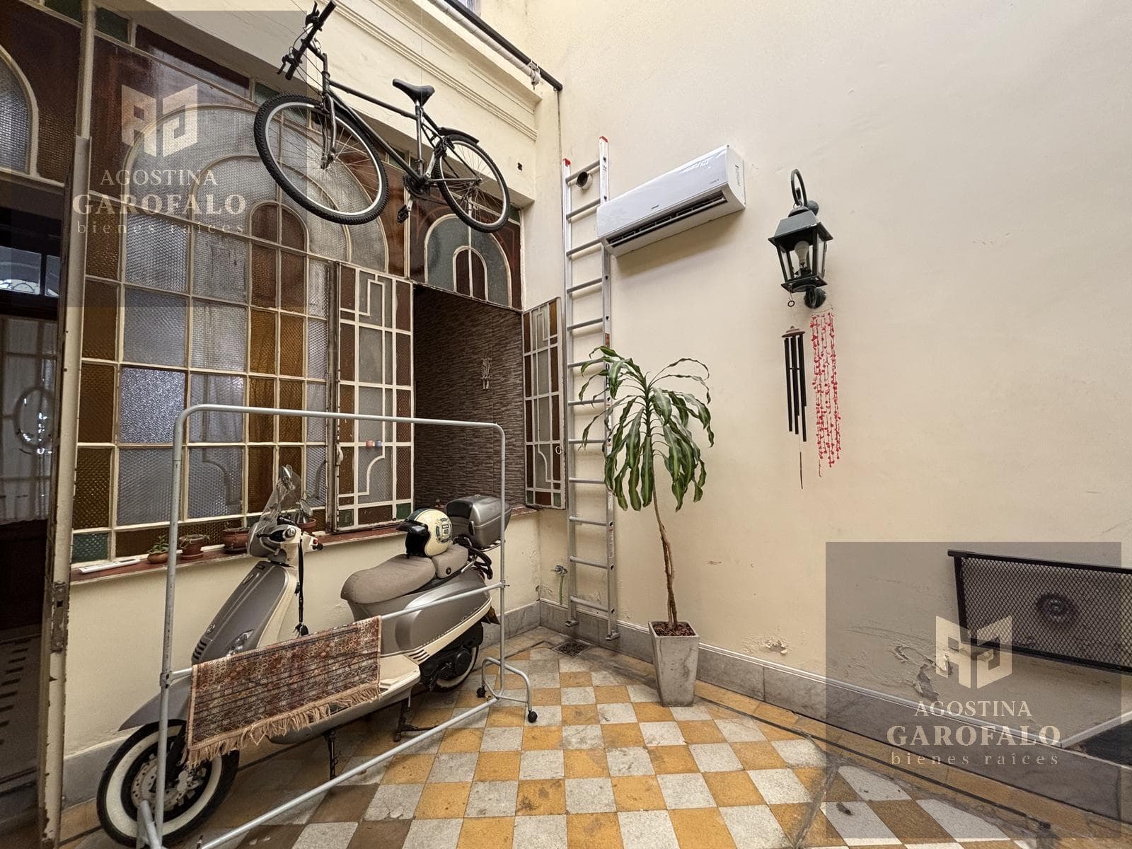 Price Reduced: 6-room house for sale on its own lot with a spacious terrace and laundry room, Parque Chacabuco.