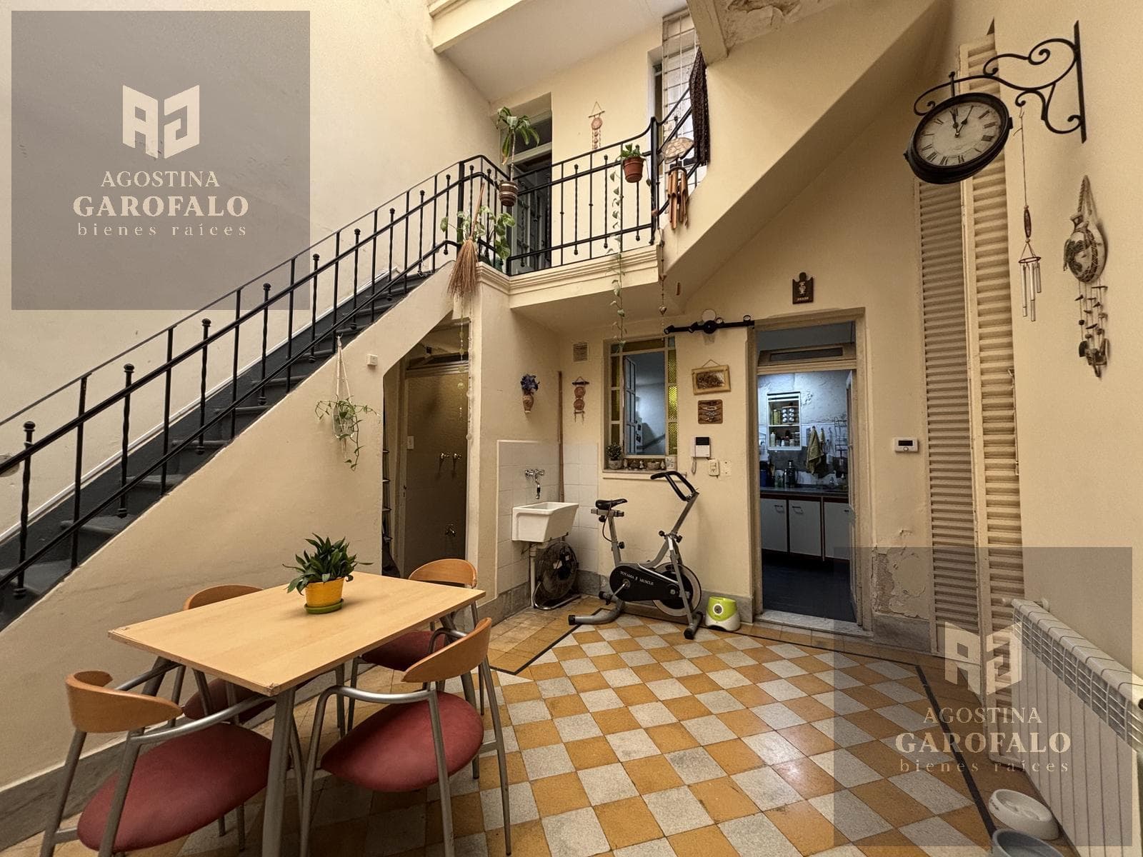 Price Reduced: 6-room house for sale on its own lot with a spacious terrace and laundry room, Parque Chacabuco.