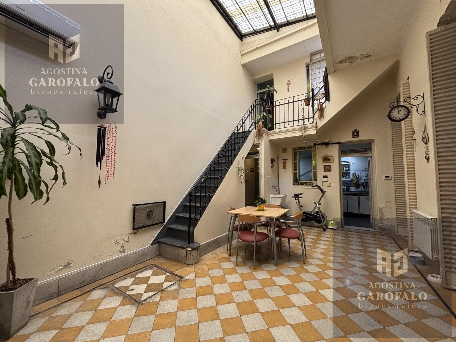 Price Reduced: 6-room house for sale on its own lot with a spacious terrace and laundry room, Parque Chacabuco.