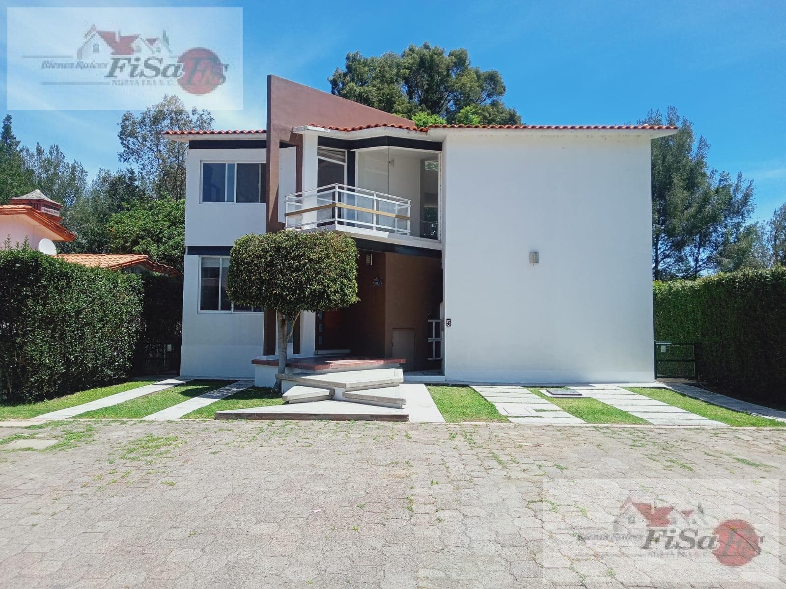 HOUSE FOR SALE IN CERRADA, SANTIAGO