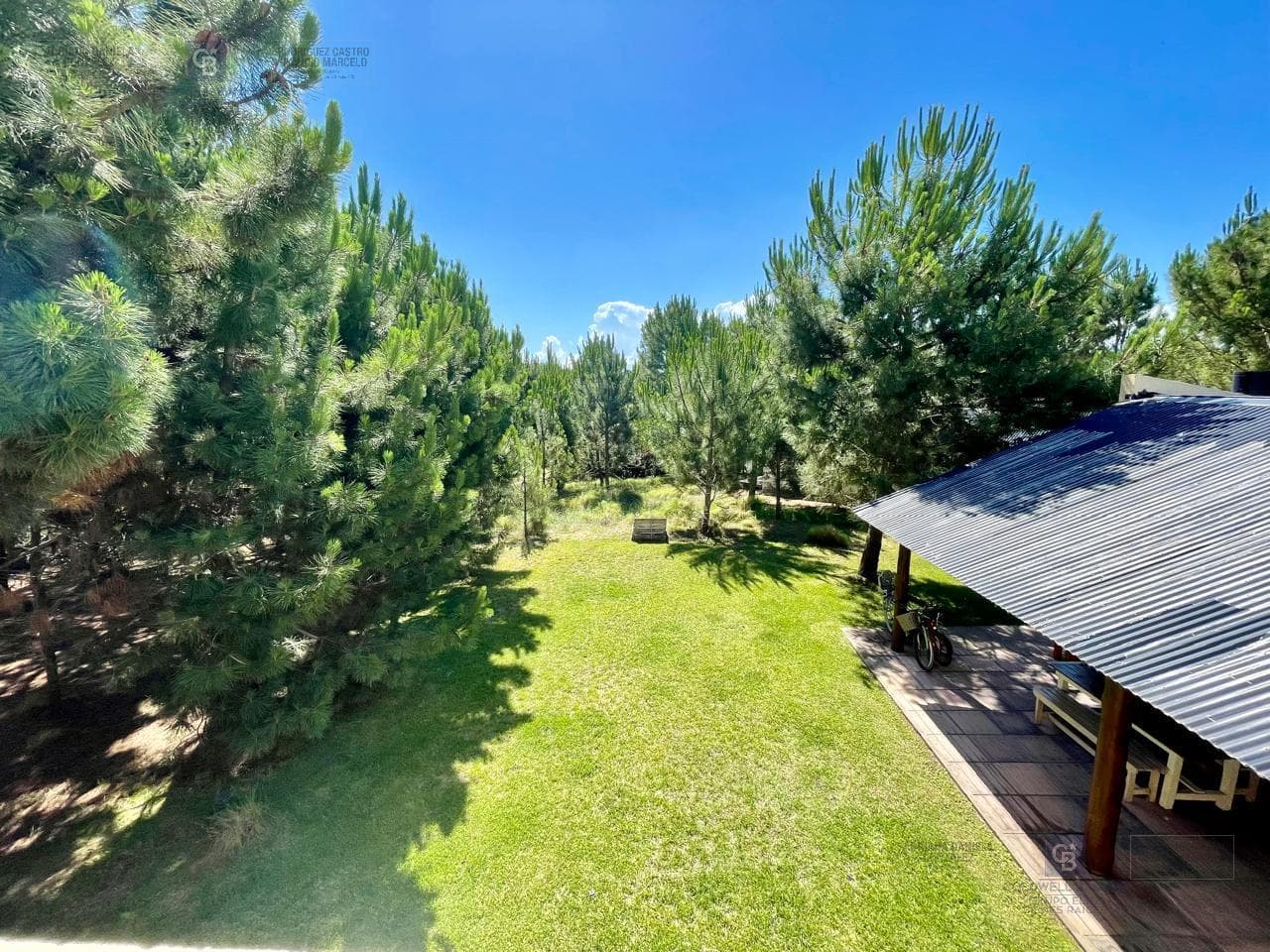 House for Sale: 5 Rooms, Park View, Garage, and BBQ Area in Costa Esmeralda
