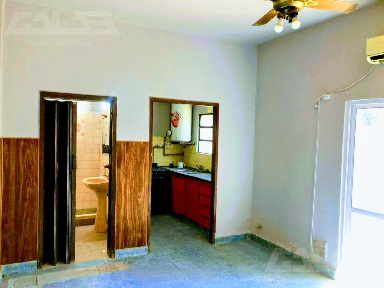 Opportunity in Castelar Sur: Townhouse in need of renovation with a patio, great location, and excellent potential