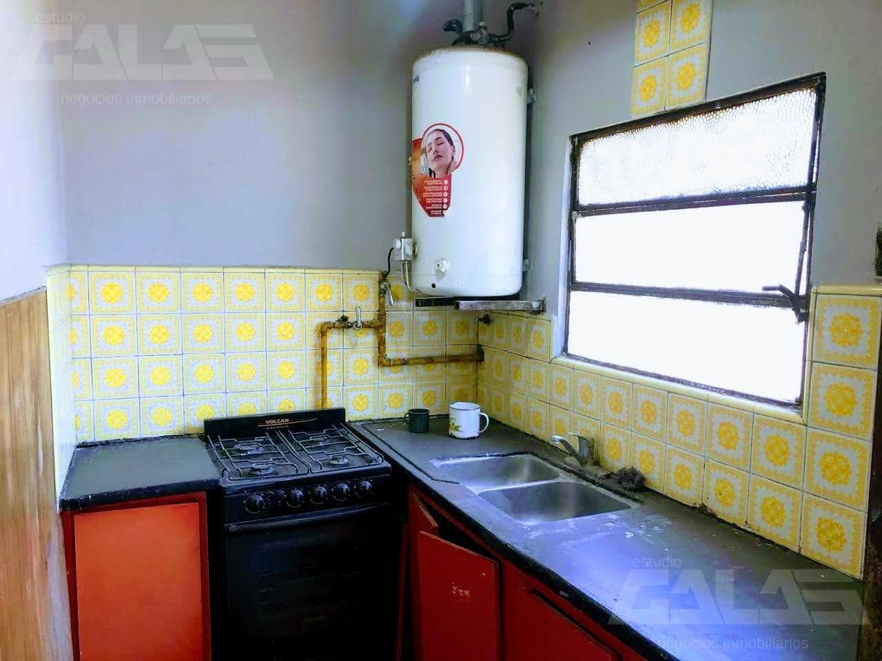 Opportunity in Castelar Sur: Townhouse in need of renovation with a patio, great location, and excellent potential