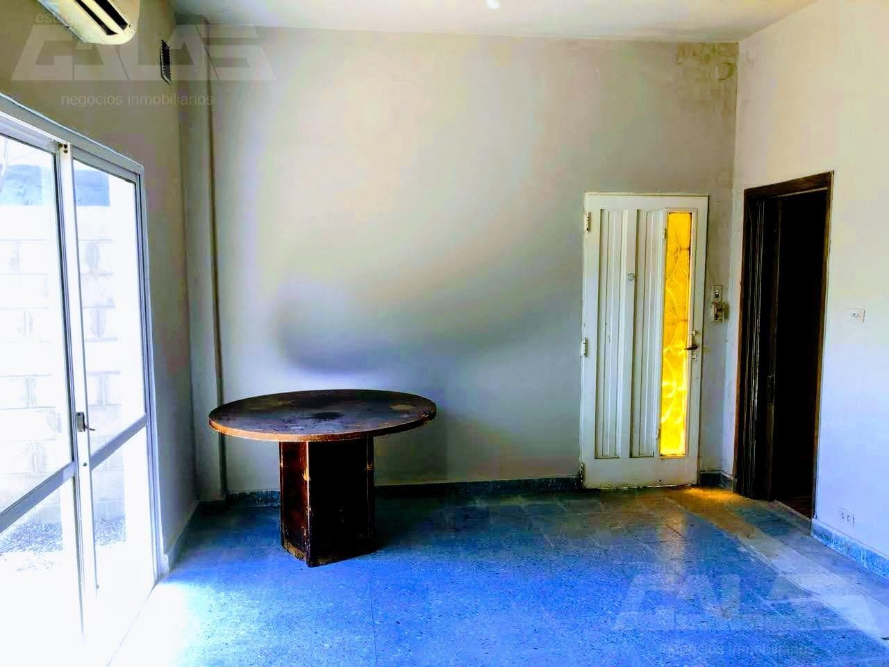Opportunity in Castelar Sur: Townhouse in need of renovation with a patio, great location, and excellent potential