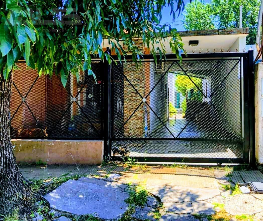 Opportunity in Castelar Sur: Townhouse in need of renovation with a patio, great location, and excellent potential