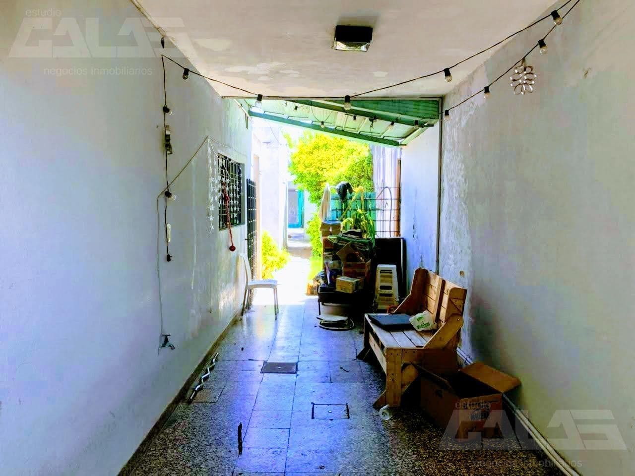 Opportunity in Castelar Sur: Townhouse in need of renovation with a patio, great location, and excellent potential