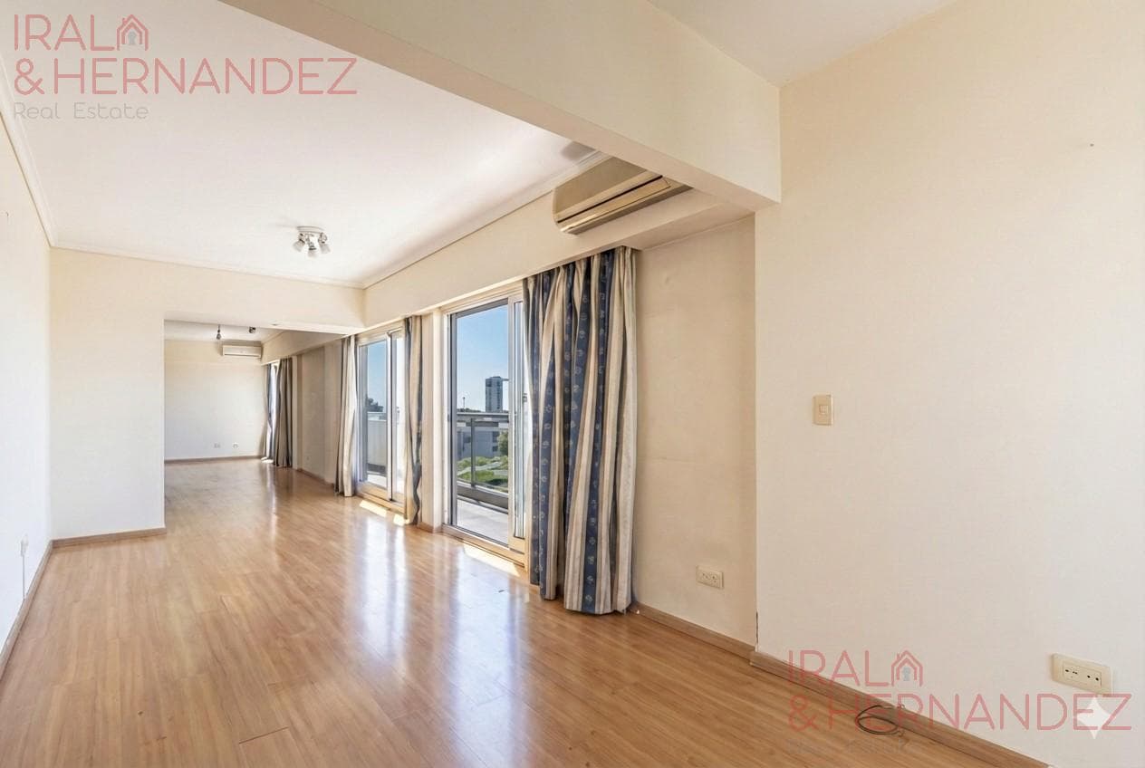 4-room apartment for sale with maid's quarters in Palermo - Optional parking space