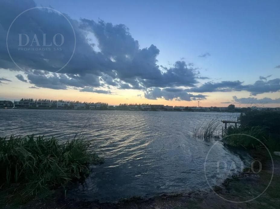 850-square-meter lot overlooking the lagoon for sale in Barbarita
