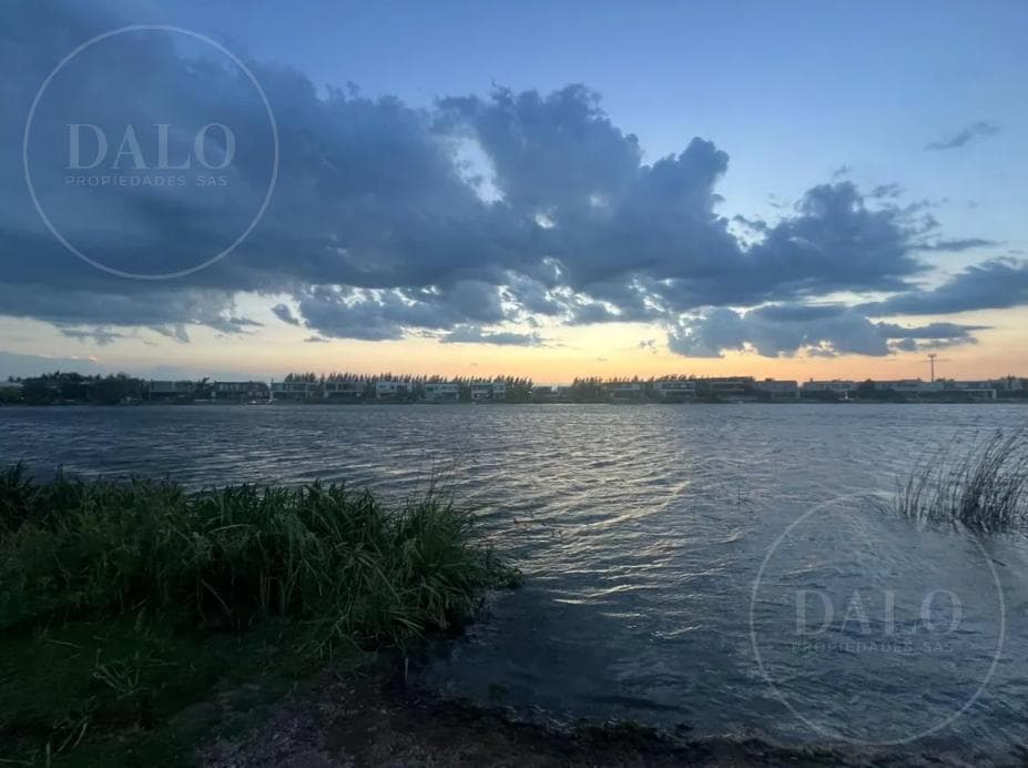 850-square-meter lot overlooking the lagoon for sale in Barbarita
