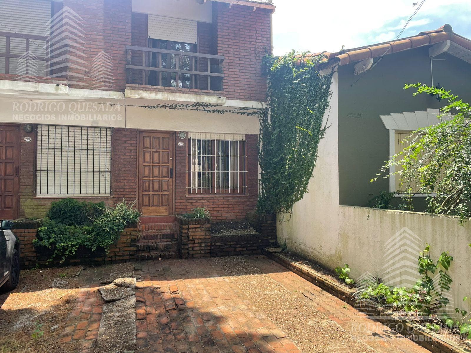 Beautiful duplex with a barbecue area and parking space.