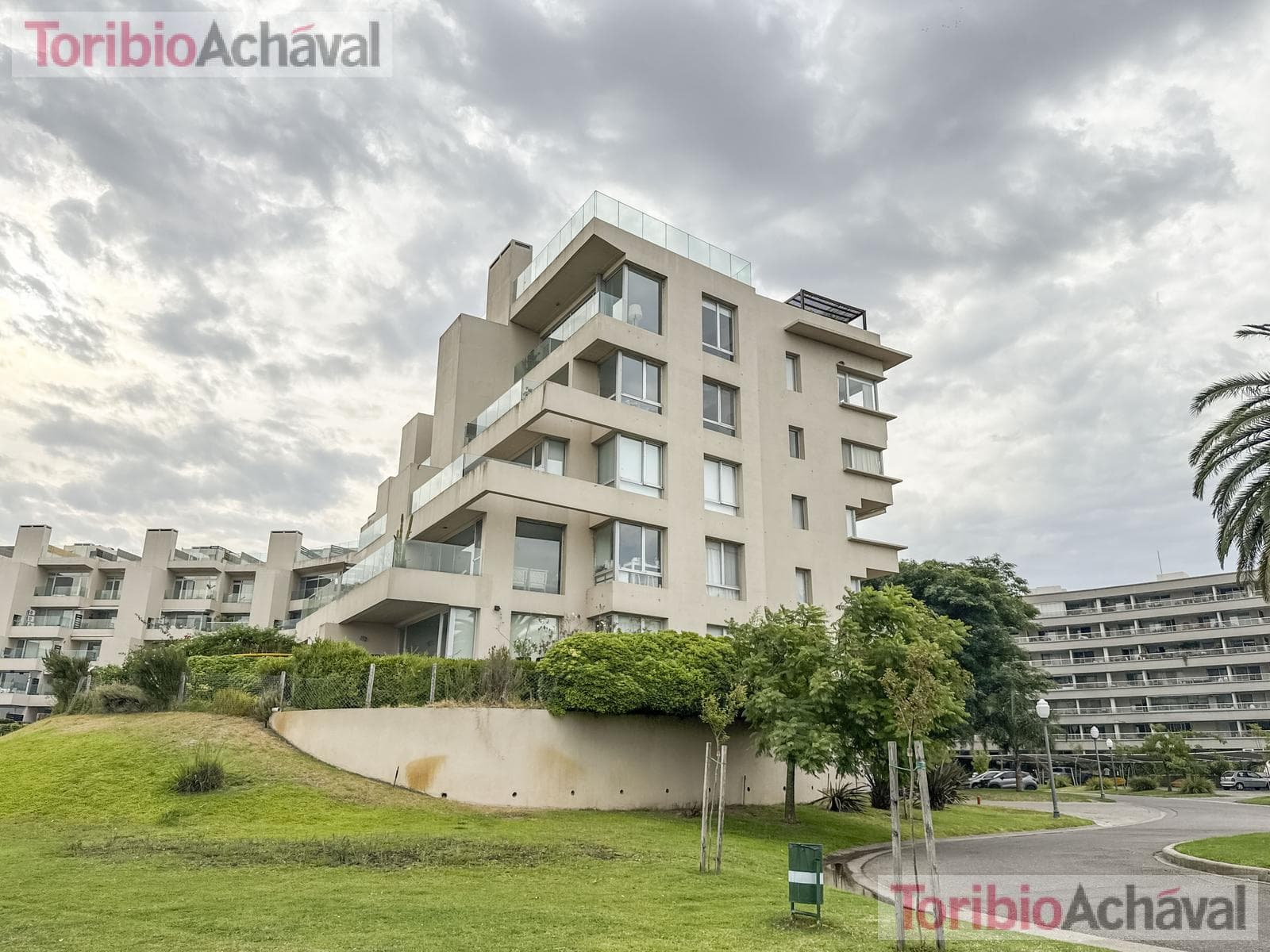 REPRICED. Praia 10, Portezuelo, Nordelta—For Sale with Rent, 3 bedrooms, overlooking Central Nordelta Lake, with garage