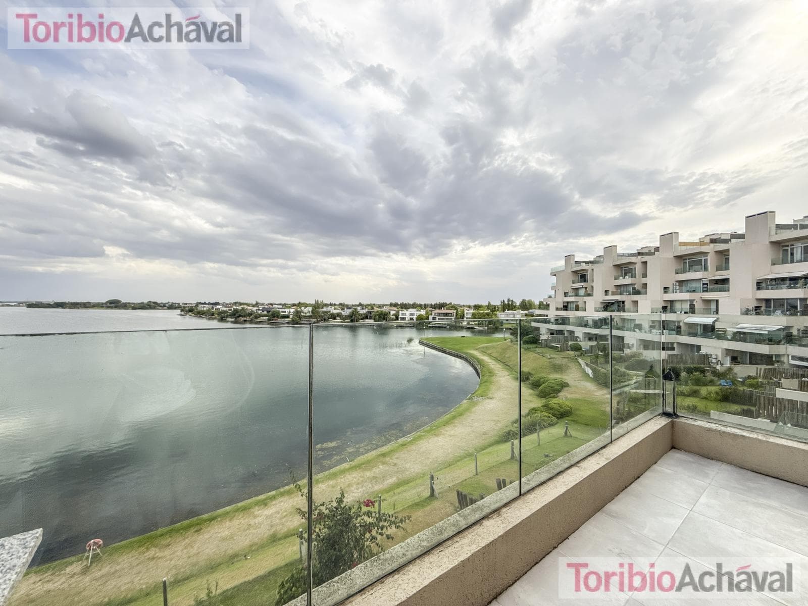 REPRICED. Praia 10, Portezuelo, Nordelta—For Sale with Rent, 3 bedrooms, overlooking Central Nordelta Lake, with garage
