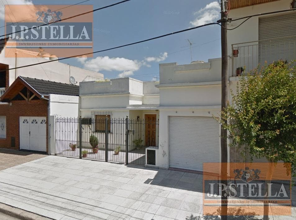 Casa 3 amb. 110 m² en lote 300 m² c/ cochera, jardín y parrilla - San Justo